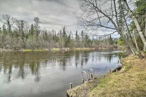 Riverfront Lewiston Cabin w/ Stone Fireplace! - Interiør
