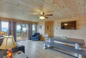 Mountain Retreat w/ Fire Pit in Flat Rock! - Innvendig