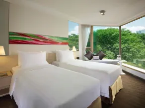 The Royal Pacific Hotel & Towers - Room