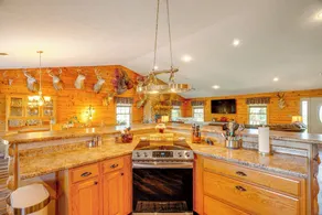 Spacious Ozarks Family Home - Private Pool & Grill - Intérieur