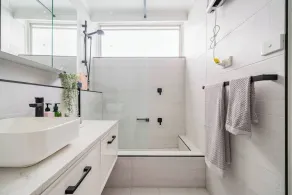 3bd 2 bthToorak Village luxurious Apartment, Relax - Badrum