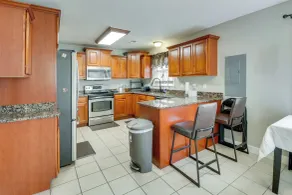 Centrally Located Hampton Roads Home w/ Game Room! - Interiør