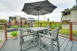2 Blocks to Beach Park: Cozy Seattle Townhome - Innvendig