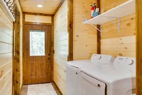 Near Memorial Park: Lake Arbutus Vacation Rental - Interiør
