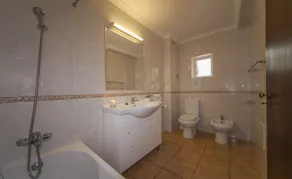 B45 - Main Avenue 2 Bed Apartment - Badezimmer