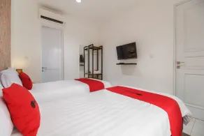 RedDoorz Plus near Exit Toll Puncak 2 - Chambre