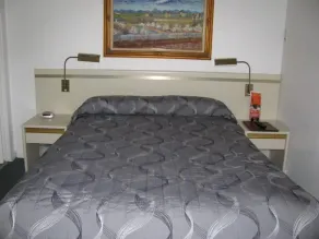 The Wayfarer Motel - Room