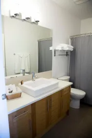 Pacific Point Market & Suites - Badezimmer