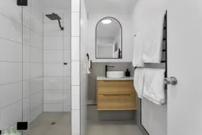 Elphin Serviced Apartments - Bathroom