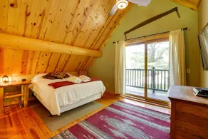 Secluded Log Cabin in NW Michigan: Hot Tub & Deck - Chambre