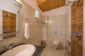 goSTOPS Mukteshwar - Private Rooms and Dorms - Bathroom
