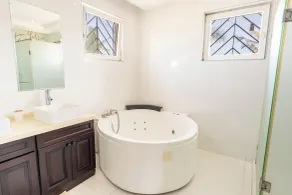 Queens Chateau Boutique Villa - Bathroom