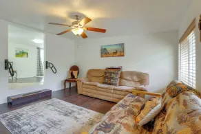 1 Mi to Fanning Springs! Home on Private Acreage - Interiør