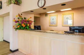 Econo Lodge Inn & Suites Gulfport Airport - Hall