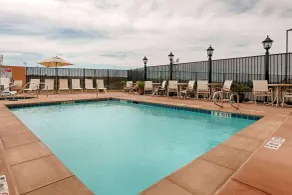 Wyndham Garden Lancaster CA - Piscine