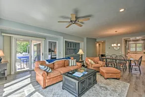 Lake side Keowee Condo with Amenities, 12 m Clemson - Innvendig