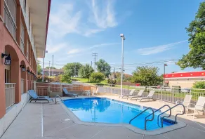 HomeTowne Studios by Red Roof Lancaster - Pool