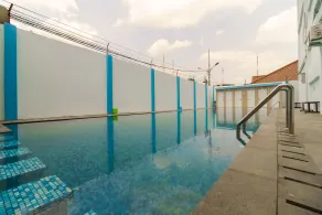 RedDoorz Plus near Palembang Icon Mall 2 - Pool