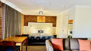 Early Australian Motor Inn - Room