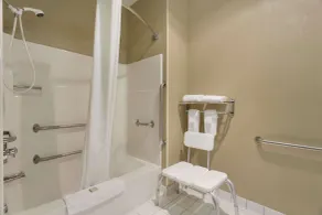 Super 8 by Wyndham Lees Summit - Bathroom