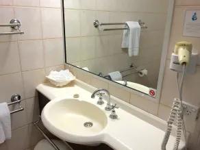Country Gardens Motor Inn - Baño