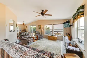 Lakefront Chiloquin Home w/ Scenic Deck! - Interiør