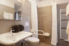 Chalet Tyrolian Apartments - by Familiaris - Pools 500 meters - Bathroom