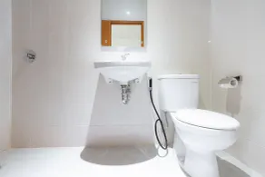 RedDoorz Plus At Harvest Inn Panakkukang - Salle de bain