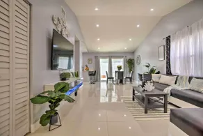 Lovely Lauderhill Retreat < 12 Mi to Beach! - Intérieur