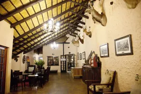 Lalapanzi Hotel & Conference Centre - Interior entrance