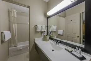 Howard Johnson by Wyndham Downtown Kamloops - Salle de bain