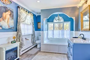 7-acre Stone Manor w/ Pool + Hot Tub Built in 1787 - Bathroom