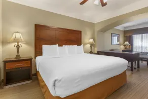 Best Western Plus Monica Royale Inn & Suites - Chambre