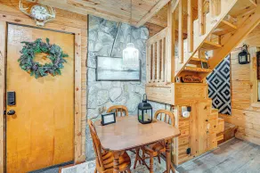 Cozy Nature Escape! Roaring Gap Cabin w/ Patio - Interiør