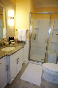 Guest House at Norwalk Inn - Bathroom