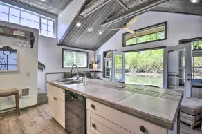 Floating Home on Columbia River w/ Provided Kayaks - Intérieur