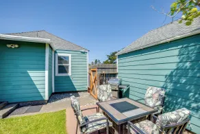 Walk to Gold Beach: Charming Cottage w/ Yard! - Intérieur