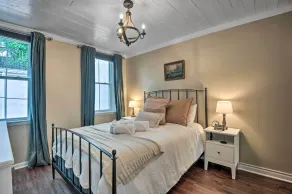 Classic Fells Point Condo on Broadway Square! - Værelse