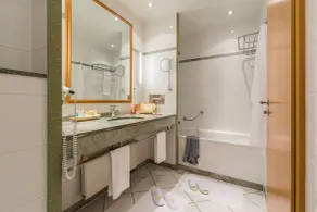 Strand-Hotel Hübner - Bathroom