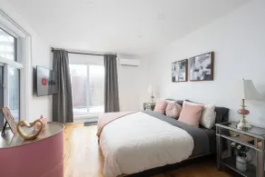 Downtown Luxe: Metro, King Bed, Parking, Sleeps 6 - Habitación