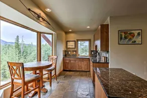 7 Mi to Copper Mtn: Condo w/ Deck & Stunning Views - Interiør