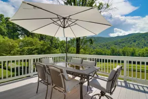 Candler Cabin w/ Deck & Mount Pisgah Views! - Interior
