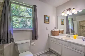 Quiet Home w/ Fire Pit - 1 Mi to Downtown Acworth! - Badrum