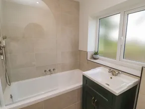 The Hollow - Bathroom