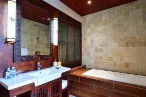 Jingshan Garden Courtyard Hotel Beijing Forbidden City Newly renovated Fluent English speaking - Bathroom