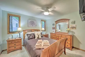 All-Season Base! Unit w/ Balcony in Beech Mountain - Interiör