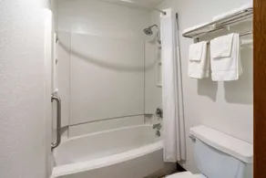 Super 8 by Wyndham Goodland - Bathroom