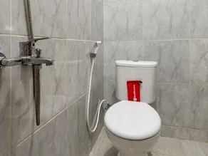 RedDoorz @ Jemursari Surabaya 2 - Bathroom