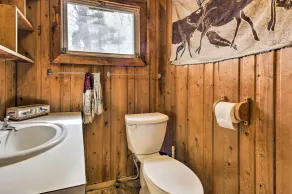 Boat Dock & Beach: Charming Stop Island Cabin - Innvendig