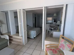 Traders Inn Beach Club - Zimmer